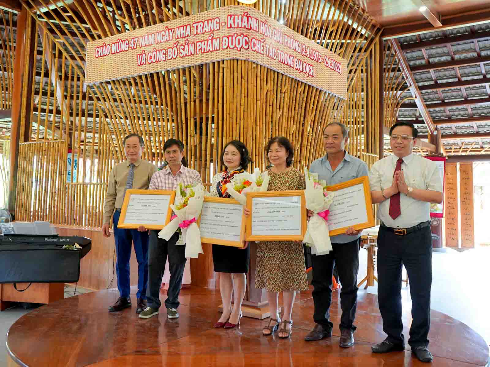 Lãnh đạo TP. Nha Trang cùng lãnh đạo Liên Hiệp các Hội Khoa học và Kỹ thuật tỉnh Khánh Hòa trao kinh phí ủng hộ của Làng nghề Trường Sơn cho đại diện các đơn vị. 