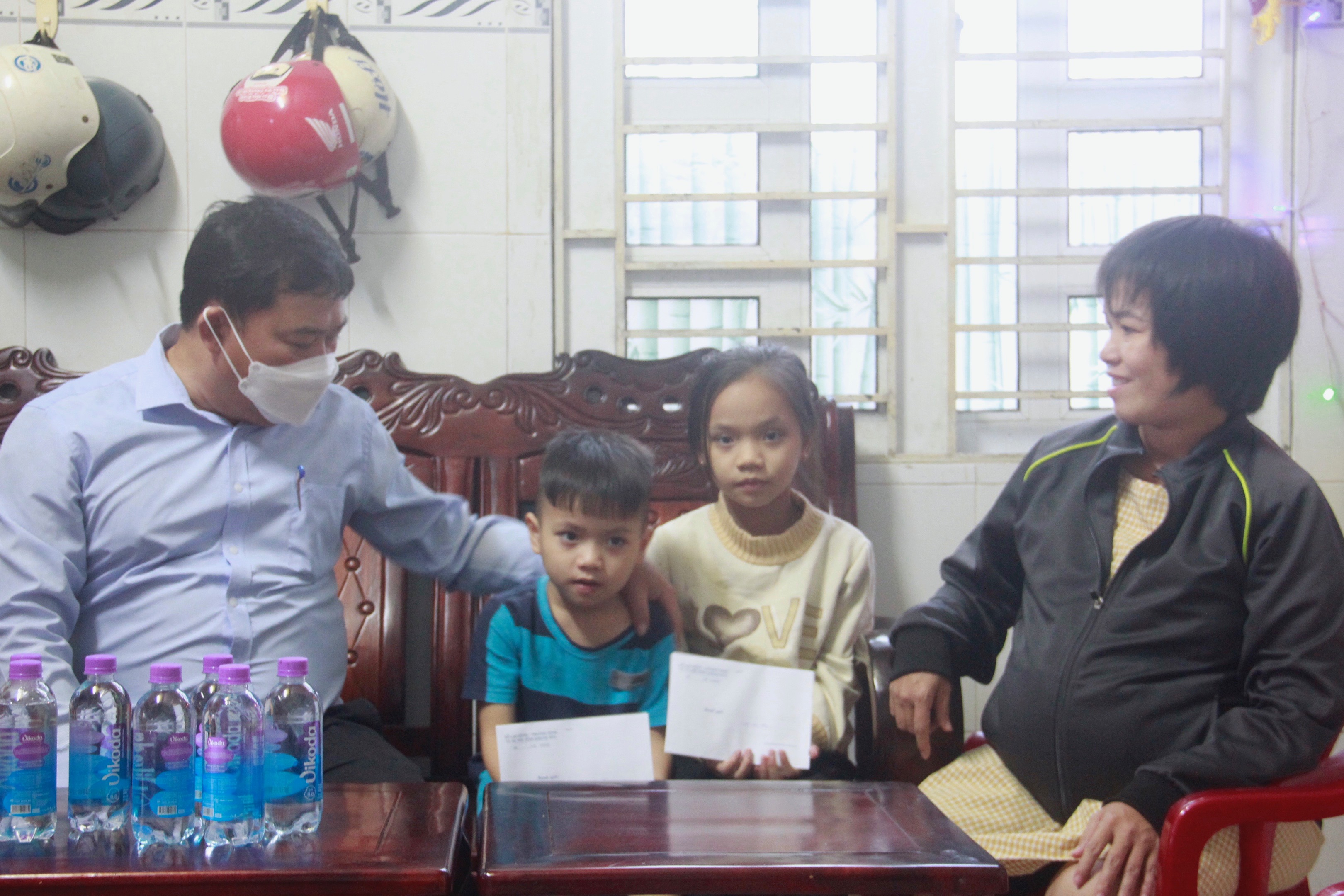 Trao hỗ trợ cho gia đình trẻ tại TP.Nha Trang.