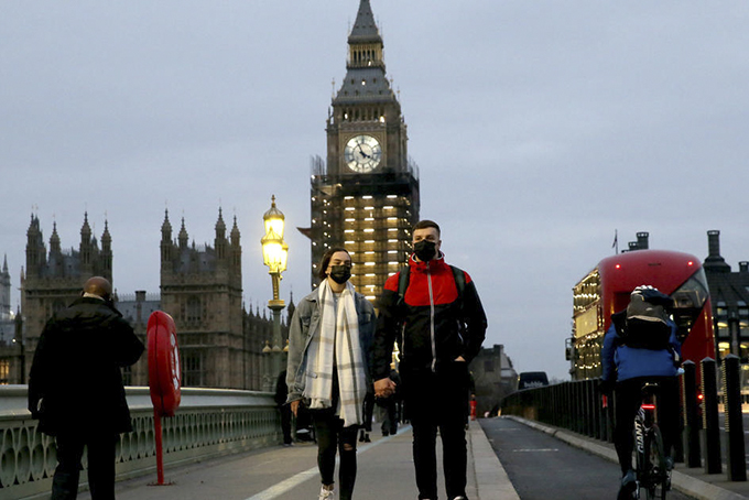 Người dân đeo khẩu trang phòng dịch ở London, Anh. Ảnh: CBS News
