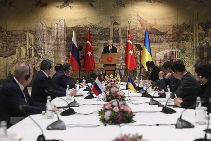 Tổng thống Thổ Nhĩ Kỳ Recep Tayyip Erdogan (giữa) trong cuộc gặp phái đoàn Nga và Ukraine tại thành phố Istanbul ngày 29/3/2022. (Ảnh: THX/TTXVN)