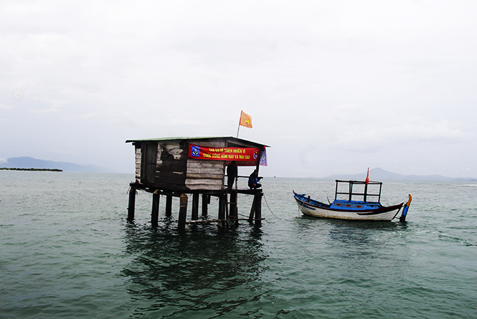 Chòi canh bảo vệ  vùng lõi Khu bảo vệ  hệ sinh thái biển Rạn Trào.
