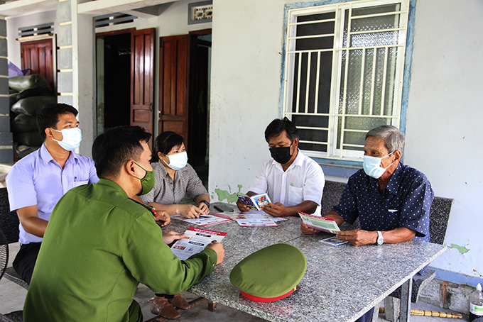 Đội 24 xã Diên Điền (huyện Diên Khánh) phối hợp nắm tình hình tại hộ dân.