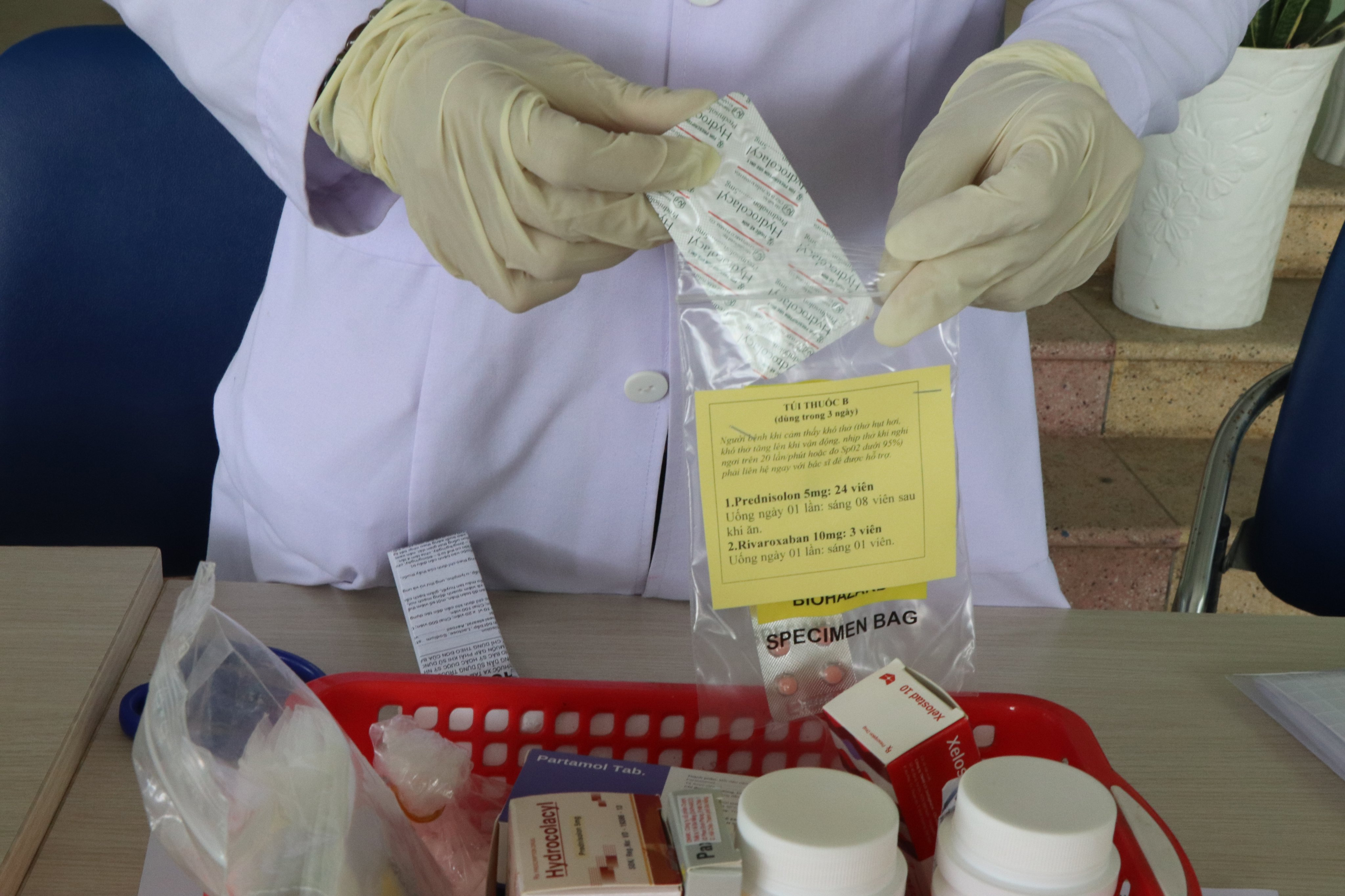 Chuẩn bị các gói thuốc điều trị cho bệnh nhân mắc Covid-19 điều trị tại nhà ở thị xã Ninh Hòa