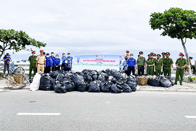 Đoàn viên, thanh niên TP. Nha Trang ra quân vệ sinh bãi biển trong Tháng Thanh niên.