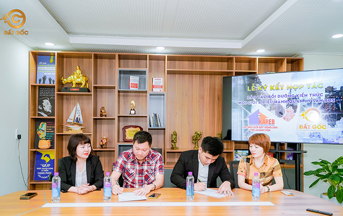 Hội Môi giới bất động sản Khánh Hòa và Công ty TNHH Đất GốcKý kết Đào tạo bồi dưỡng kiến thức môi giới và điều hành quản lý sàn bất động sản