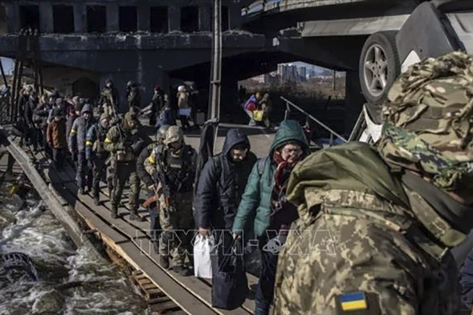 Người dân sơ tán khỏi thành phố chiến sự Mariupol, miền Đông Ukraine hồi tháng 3. Ảnh: Dayto News/TTXVN