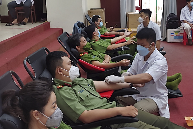 Lực lượng Công an tỉnh tham gia hiến máu tình nguyện.