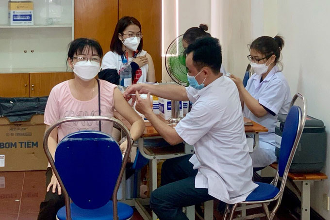 Tiêm vắc xin phòng Covid-19 cho người dân ở Nha Trang