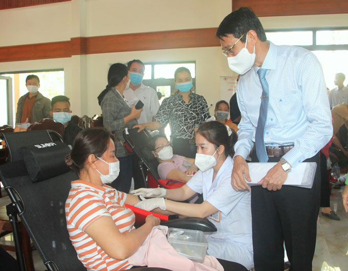 Ông Đinh Văn Thiệu động viên các tình nguyện viên tham gia hiến máu tình nguyện