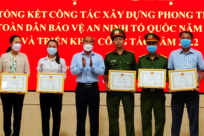Các tập thể đạt thành tích xuất sắc trong thực hiện phong trào Toàn dân toàn dân bảo vệ an ninh Tổ quốc năm 2021 được huyện Diên Khánh khen thưởng. 