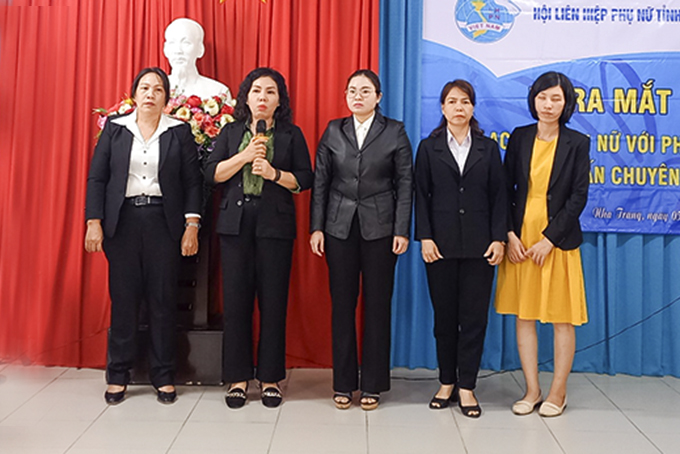 Hội Liên hiệp Phụ nữ TP. Nha Trang ra mắt  Ban Chủ nhiệm Câu lạc bộ “Phụ nữ với pháp luật”.