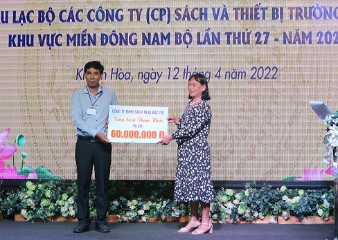 Đại diện Sở Giáo dục và Đào tạo (bìa trái) nhận trao tặng biểu trưng sách của các công ty. 