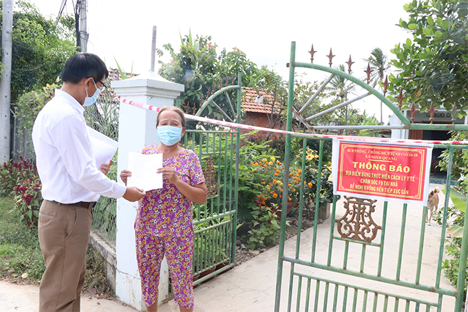 Trao giấy chứng nhận hoàn thành điều trị cho F0 điều trị tại nhà thị xã Ninh Hòa