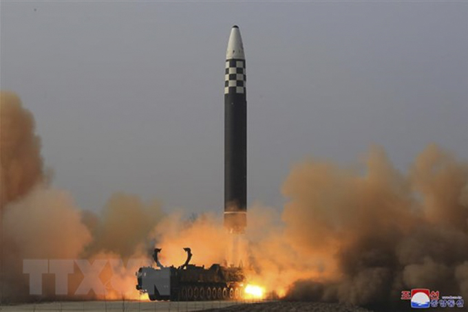Tên lửa đạn đạo xuyên lục địa Hwasongpho-17 được phóng thử từ sân bay quốc tế Bình Nhưỡng, ngày 24/3. (Ảnh: KCNA/TTXVN)