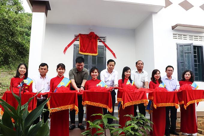Đồng chí Hà Quốc Trị và các đại biểu cắt băng khánh thành nhà hỗ trợ cho người dân tại xã Khánh Phú.