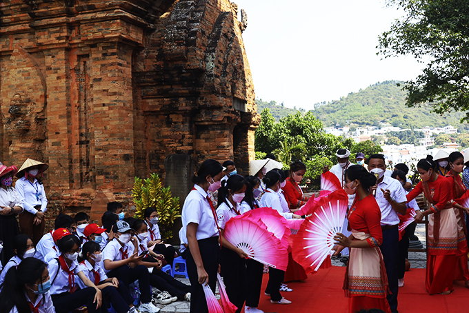 Học sinh Trường THCS Cao Bá Quát được hướng dẫn thực hành một số điệu múa Chăm.