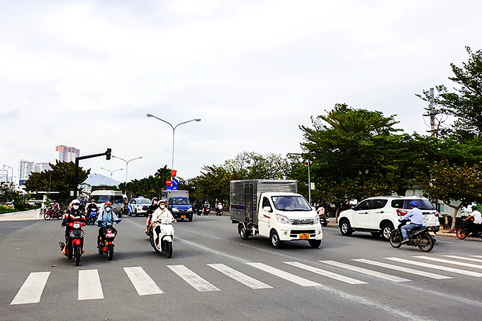 Nút giao đường Trần Phú và đường Xóm Cồn thường xuyên xảy ra ùn tắc cục bộ vào giờ cao điểm.