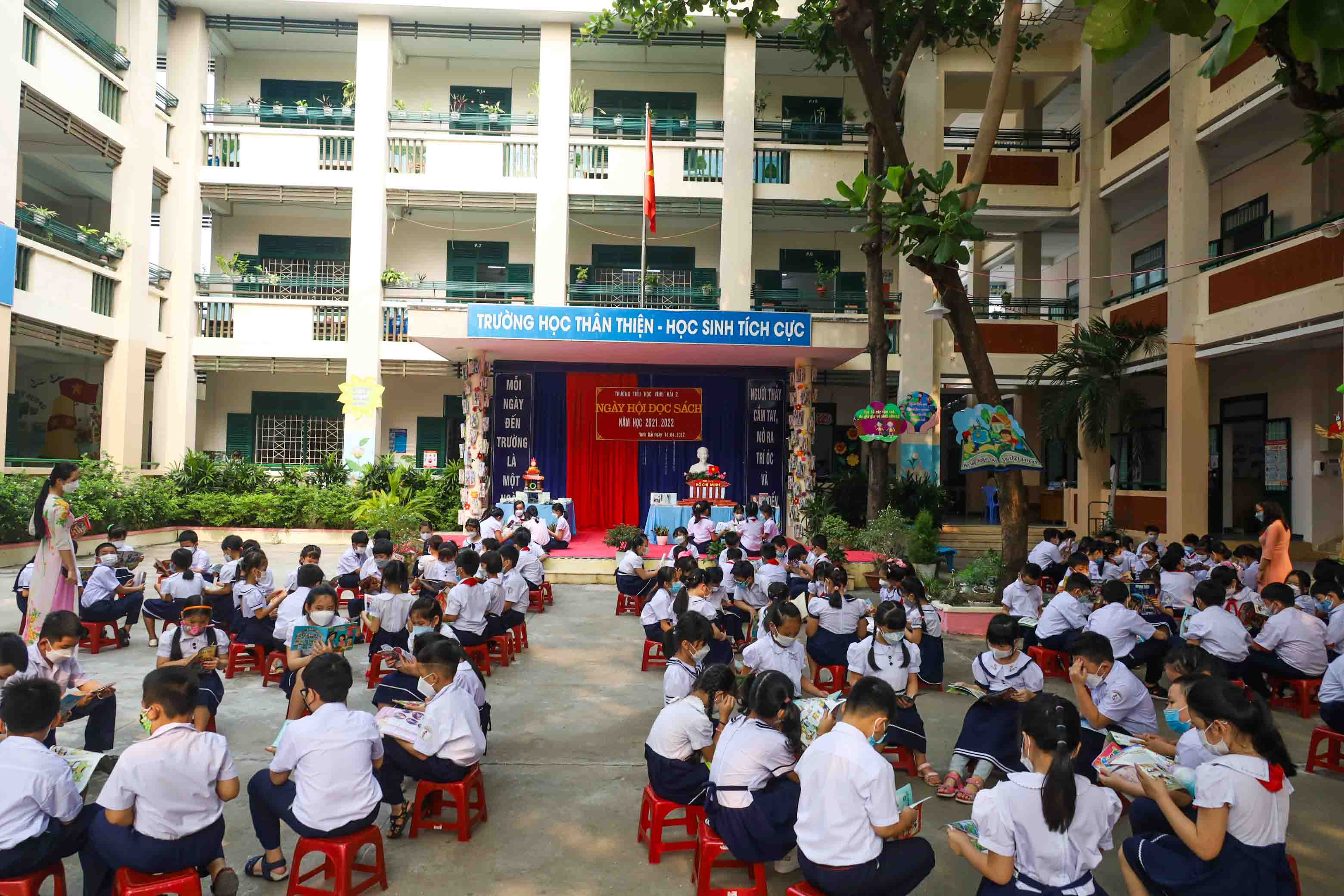 Đông đảo học sinh Trường Tiểu học Vĩnh Hải 2 tham gia ngày hội đọc sách. 
