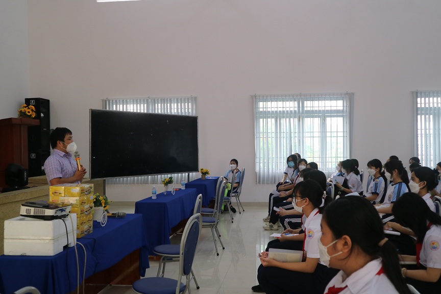 Bác sĩ Nguyễn Lê Minh Đạt – Phó Trưởng khoa Sản Bệnh viện Đa khoa tỉnh tư vấn cho học sinh. 