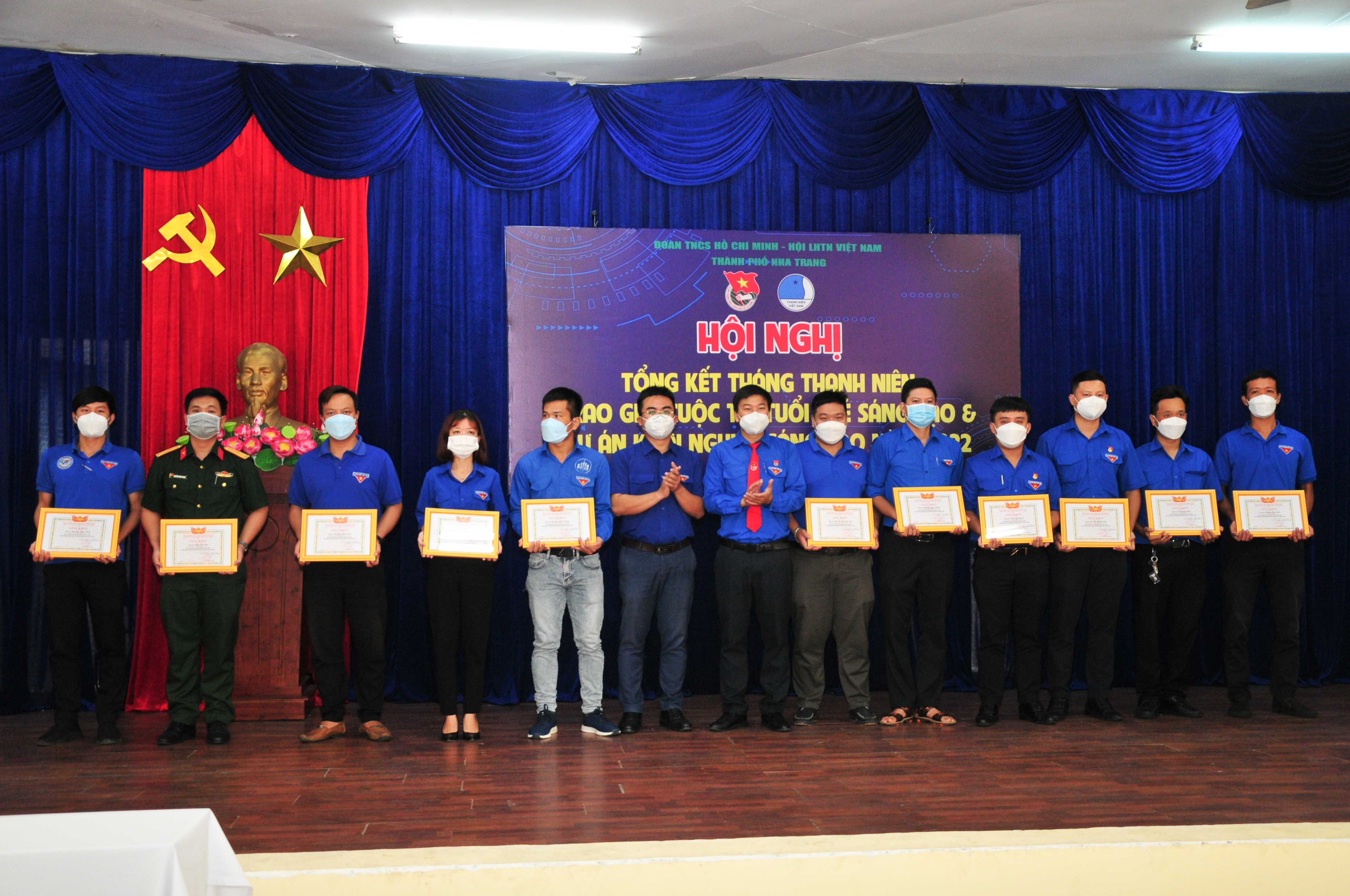 Thành đoàn Nha Trang khen thưởng các cá nhân xuất sắc