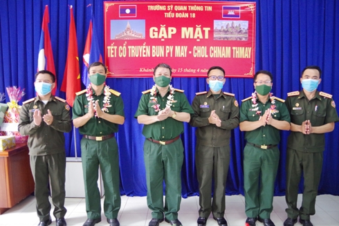 Học viên quân đội nhân dân Lào tặng hoa cho lãnh đạo nhà trường tại buổi gặp mặt.
