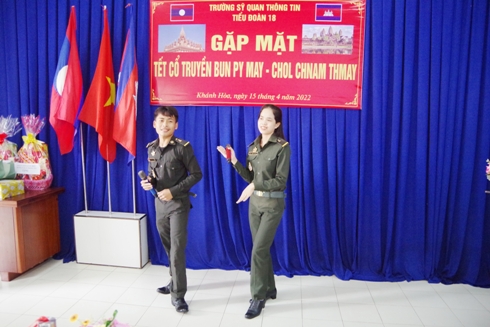 Học viên quân đội Hoàng gia Campuchia biểu diễn văn nghệ tại buổi gặp mặt.