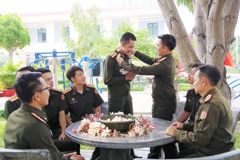 Học viên quân đội nhân dân Lào tết hoa Champa nhân ngày Tết cổ truyền Bu Pi Mây.
