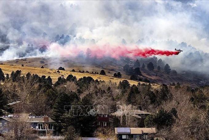 Trực thăng cứu hỏa tham gia dập đám cháy rừng ở Boulder, bang Colorado, Mỹ ngày 26/3/2022. Ảnh minh họa: Getty Images/TTXVN