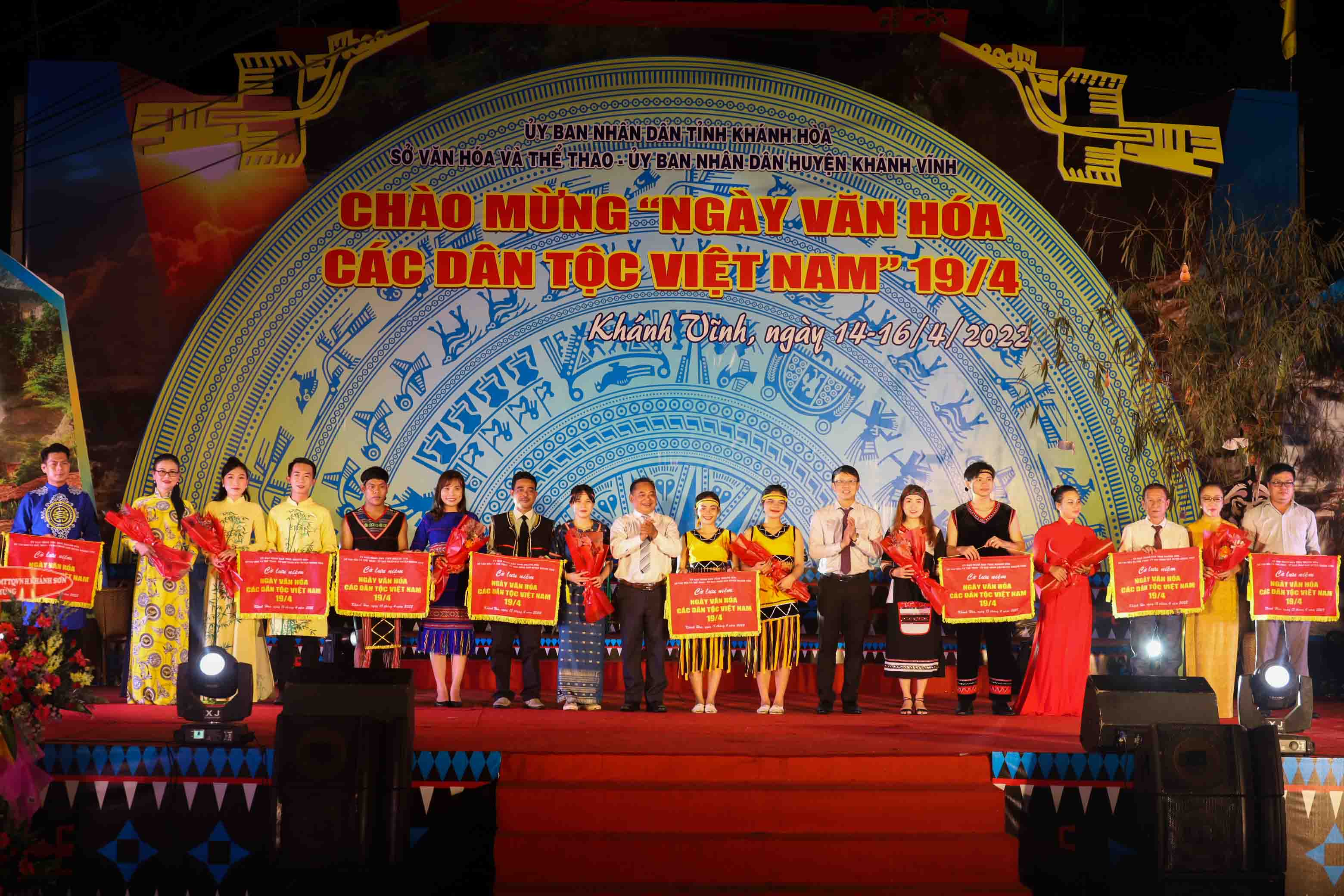 Đại diện ban tổ chức Ngày văn hóa các dân tộc Việt Nam tặng cờ lưu niệm cho các địa phương tham gia. 