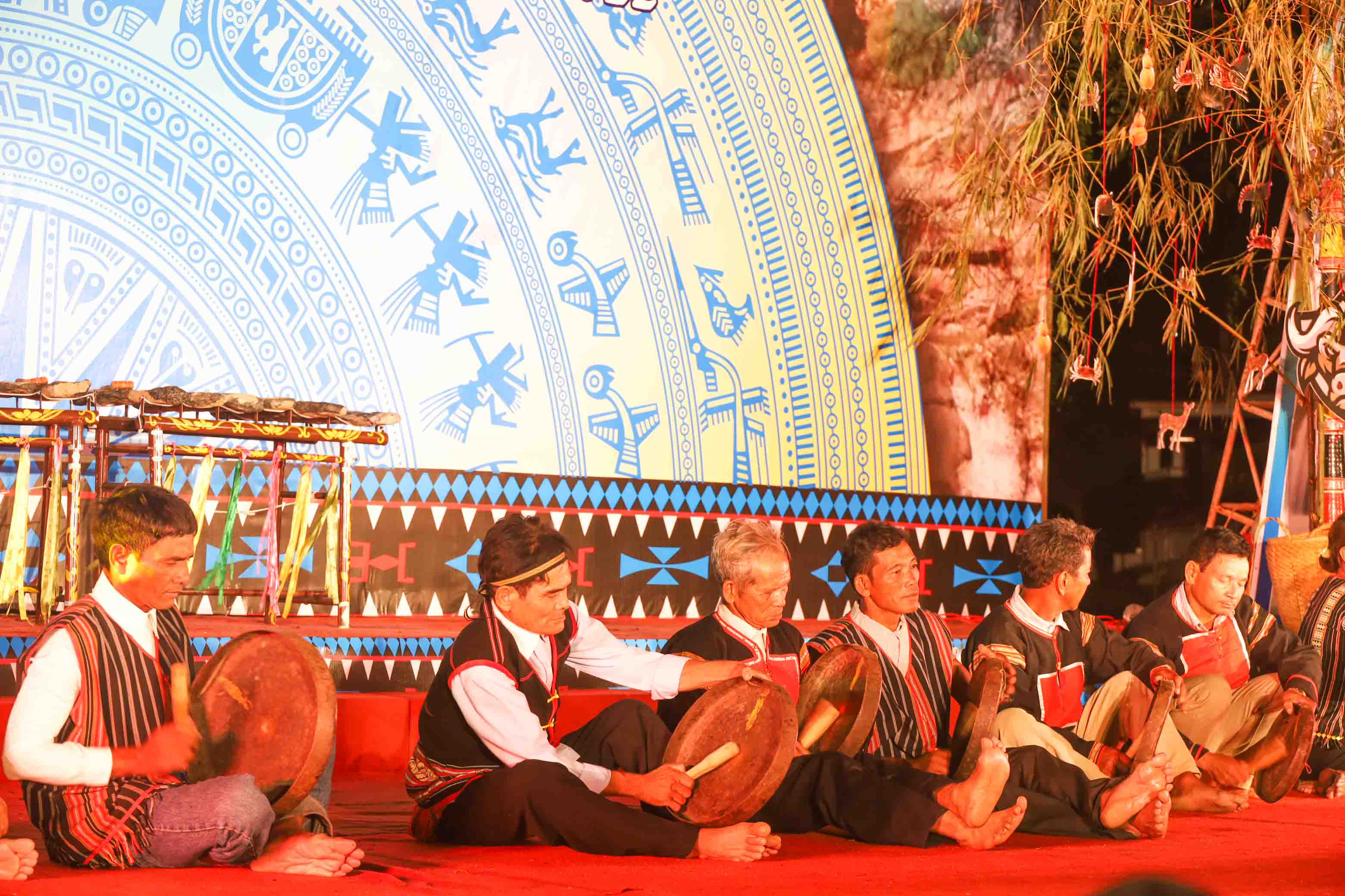 Các nghệ nhân người dân tộc Ê đê ở huyện Khánh Vĩnh trình diễn đánh chiêng. 
