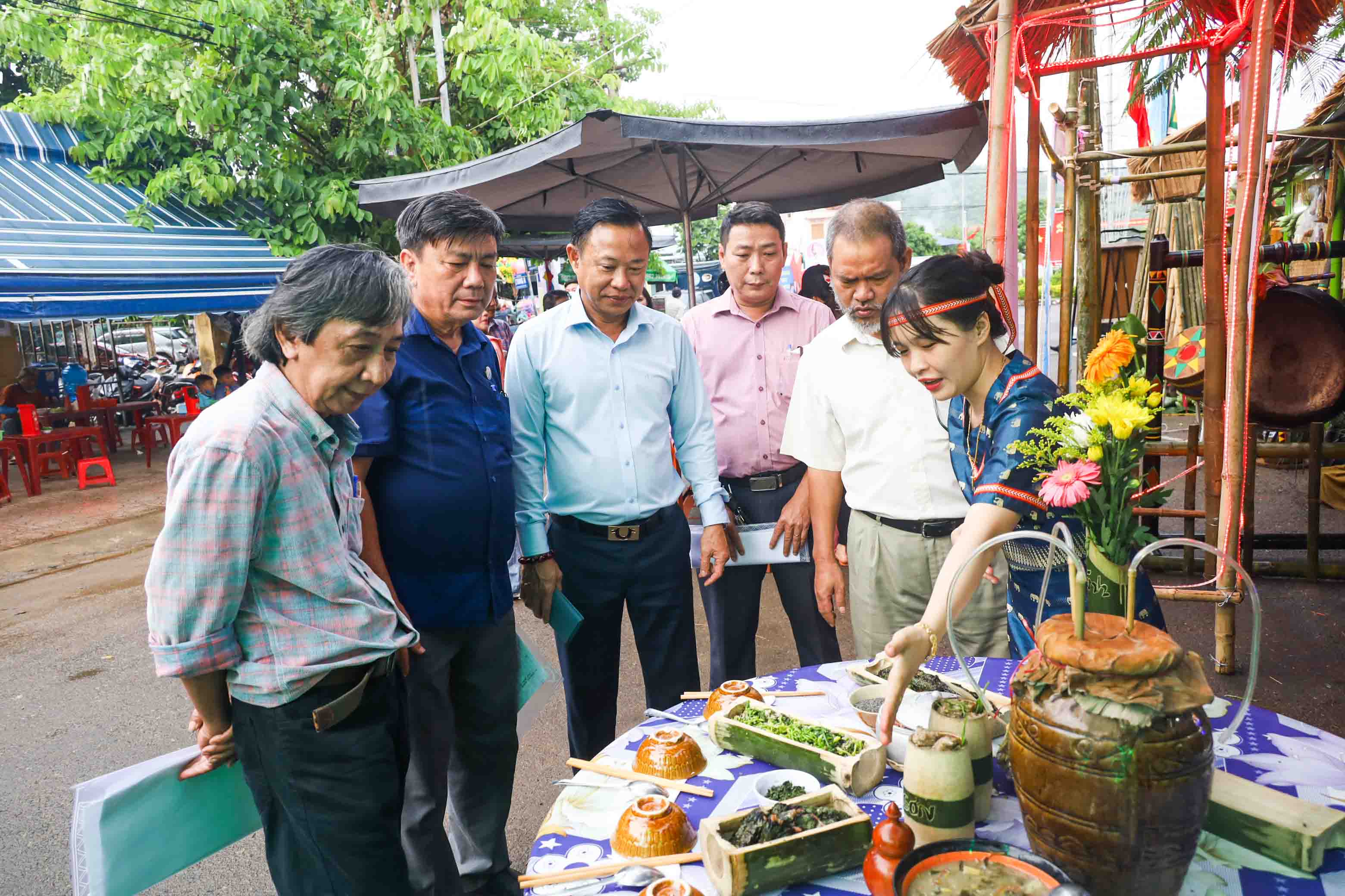 Đại diện đơn vị huyện Khánh Sơn giới thiệu món ăn truyền thống của đồng bào Raglai với các thành viên Ban giám khảo. 
