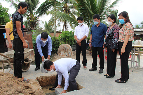 Ông Phan Quang Huy đặt đá xây dựng nhà cho hộ nghèo xã Suối Cát