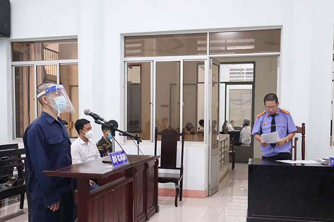 Bị cáo Nguyễn Văn Vin nghe đại diện viện kiểm sát luận tội.