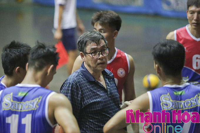 Huấn luyện viên Trưởng Sanest Khánh Hòa ông Bùi Quang Ngọc.