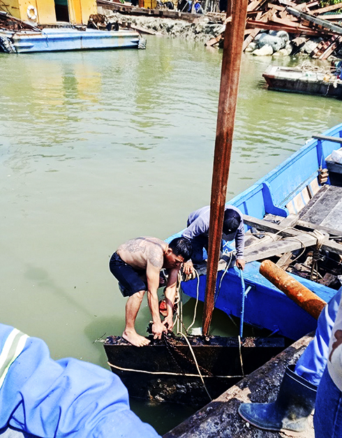 Các đối tượng ngang nhiên trộm cắp vật liệu xây dựng tại công trình xây dựng  đập ngăn mặn trên sông Cái Nha Trang. Ảnh do Ban quản lý Dự án phát triển tỉnh cung cấp