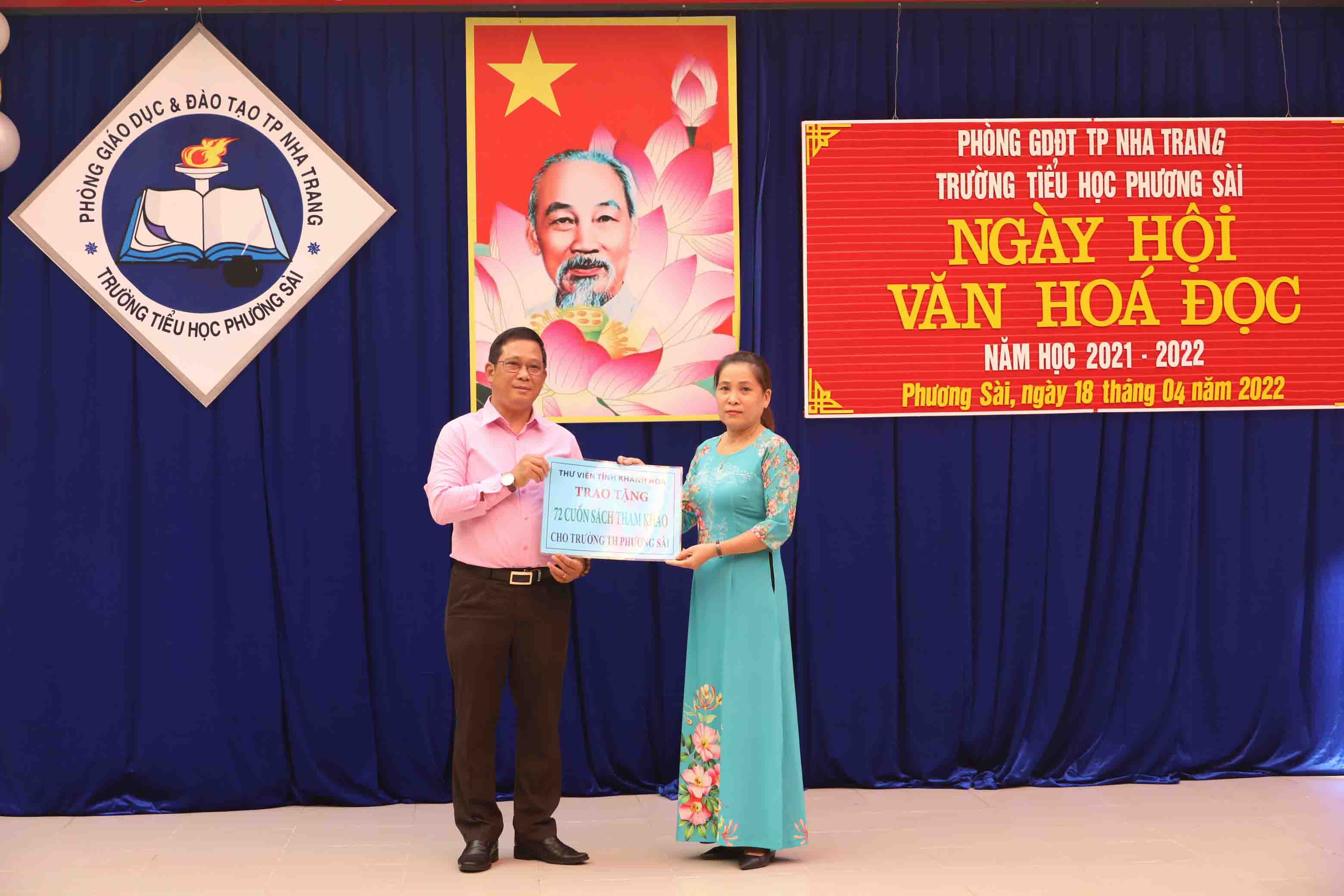 Thầy Nguyễn Thúc Hiền - Hiệu trưởng Trường Tiểu học Phương Sài tiếp nhận sách do Thư viện tỉnh trao tặng. 