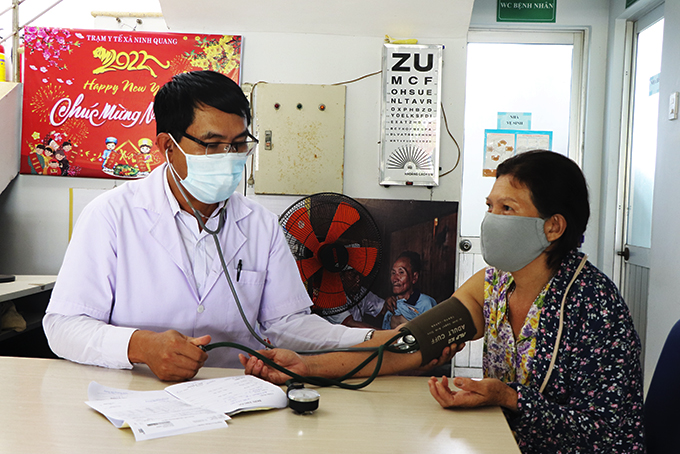 Cán bộ Trạm Y tế xã Ninh Quang khám sức khỏe cho người dân.