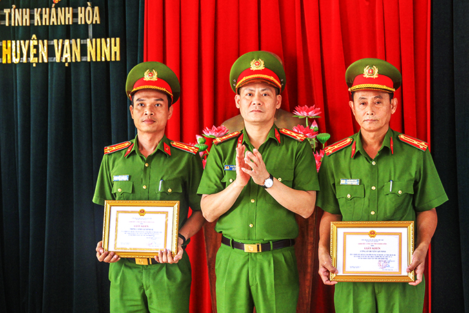 Đại tá Nguyễn Bá Thành - Phó Giám đốc Công an tỉnh  trao giấy khen cho Phòng Cảnh sát hình sự và Công an huyện Vạn Ninh.
