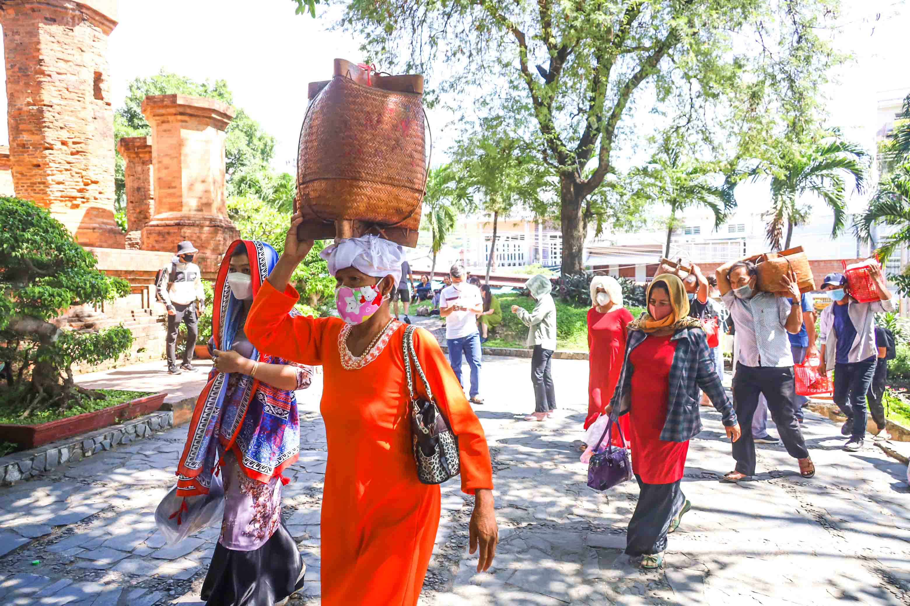 Đồng bào Chăm ở tỉnh Ninh Thuận về dự lễ hội Tháp Bà Ponagar. 