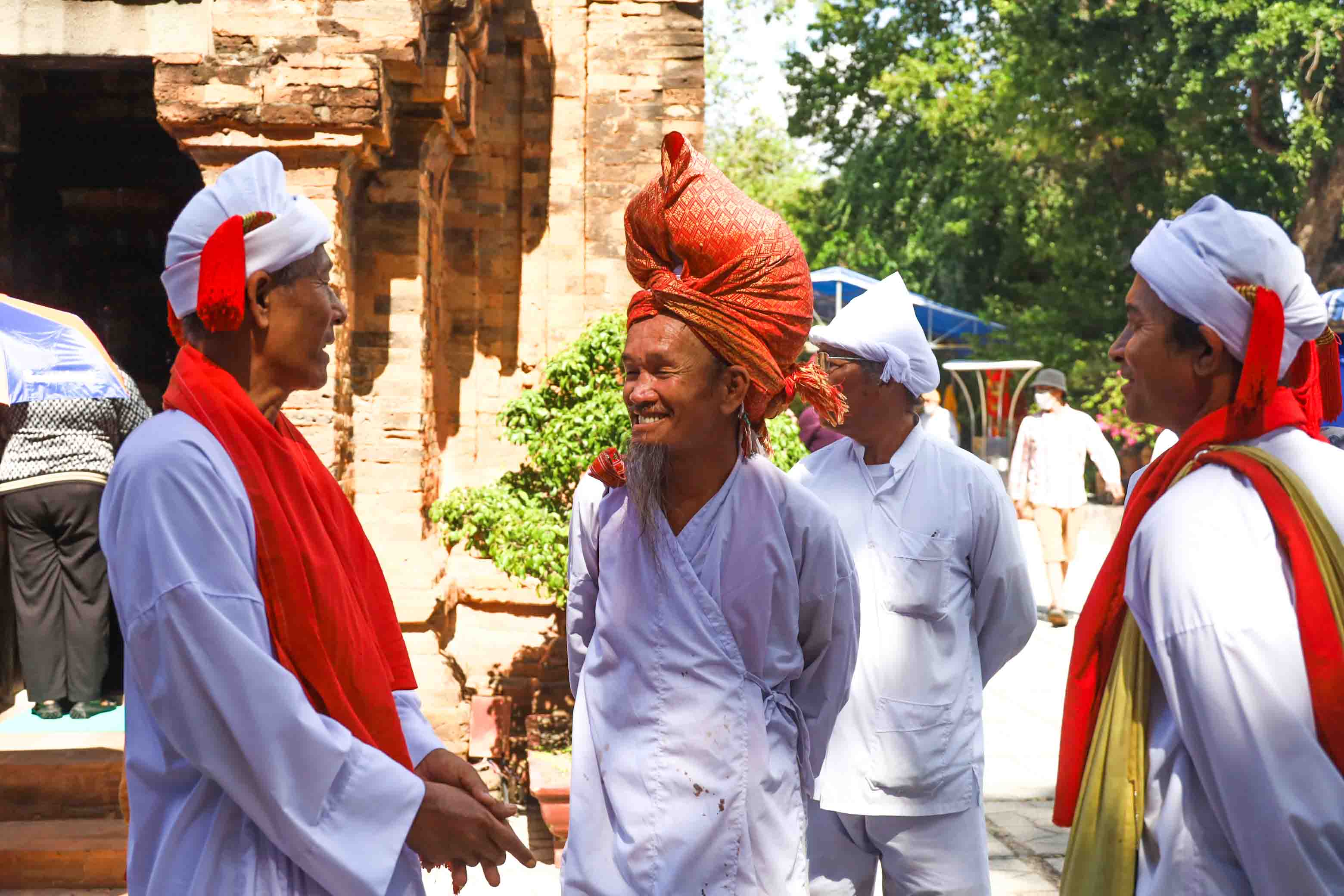 Các vị thầy lễ người Chăm gặp nhau ở hội Tháp Bà Ponagar. 