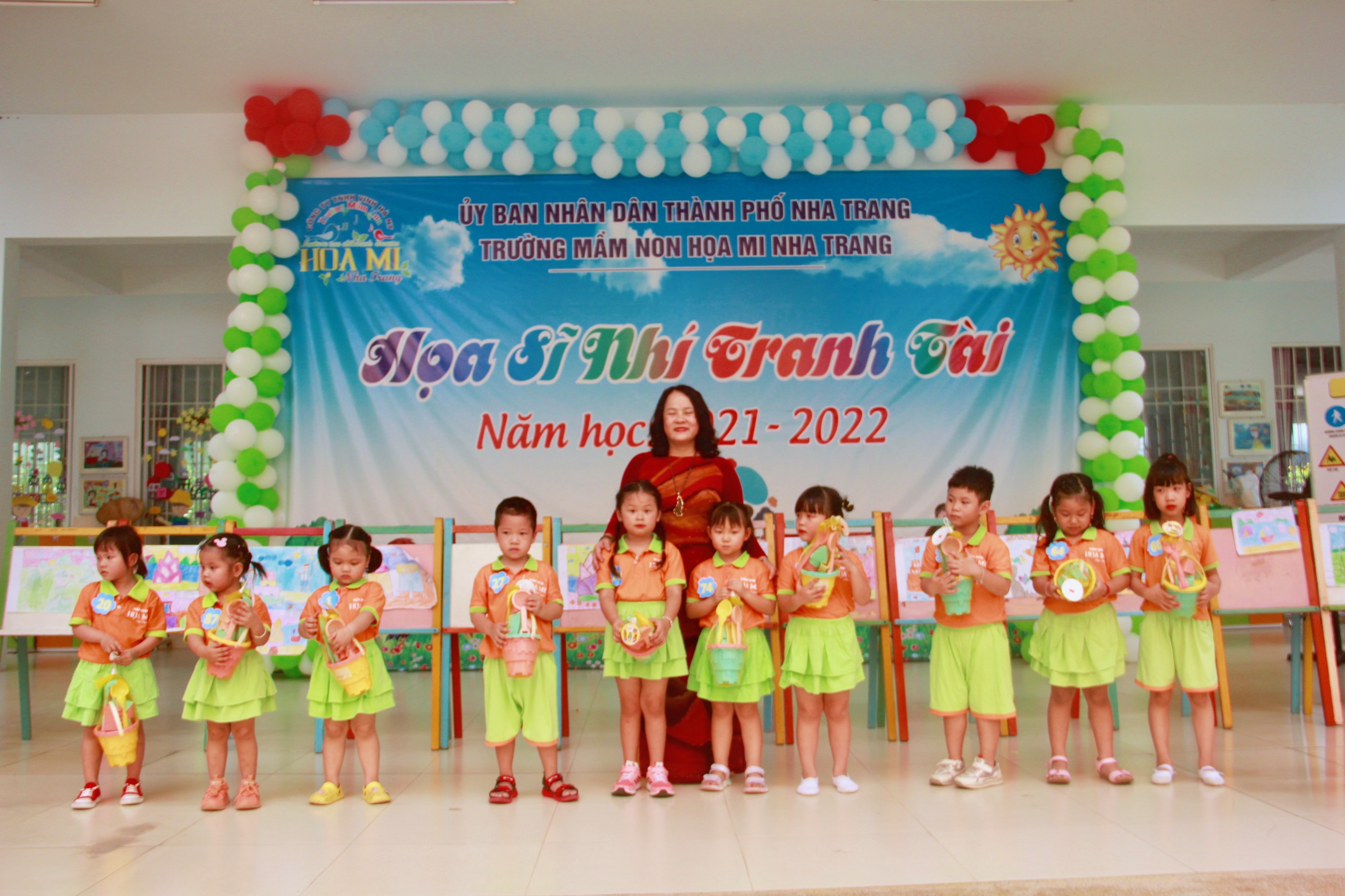 Cô Bùi Thị Thu Hà trao giải nhất cho các em học sinh.
