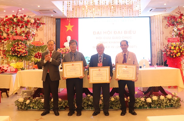 Ông Nguyễn Anh Tuấn - Phó Chủ tịch UBND tỉnh Khánh Hòa trao bằng khen của UBND tỉnh cho các tập thể, cá nhân.