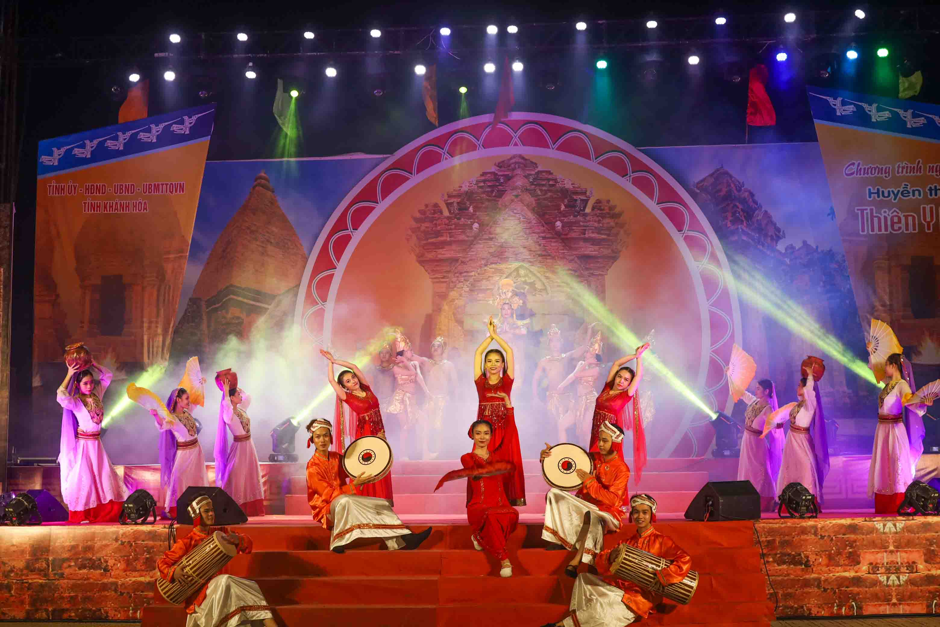 Phần biểu diễn trong màn kịch múa Huyền thoại Pô Inư Nagar. 