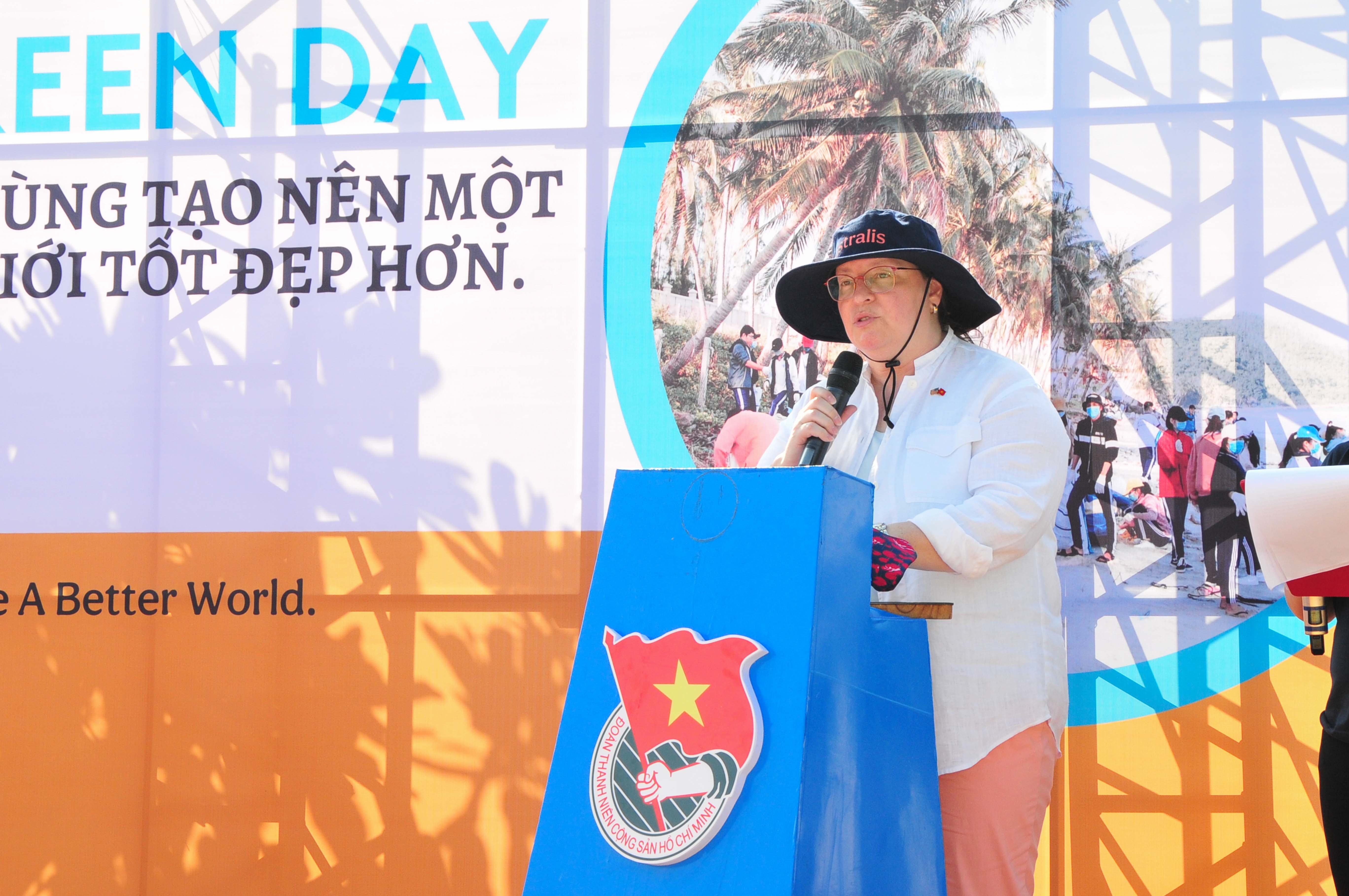 Bà Marie C. Damour - Tổng Lãnh sự Hoa Kỳ tại TP. Hồ Chí Minh phát động hưởng ứng bảo vệ môi trường tại chương trình