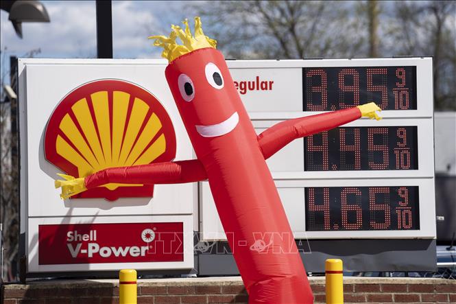 Bảng giá xăng dầu tại một trạm bán xăng ở Arlington, Virginia, Mỹ ngày 12/4/2022. Ảnh: THX/TTXVN