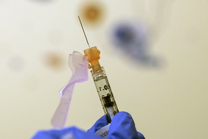 Y tá chuẩn bị vaccine phòng COVID-19 tại Bệnh viện Nhi đồng Quốc gia Mỹ ở Washington. Ảnh: AP
