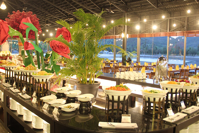 Diamond Bay Resort & Spa phục vụ buffet tối hai ngày 30-4 và 1-5