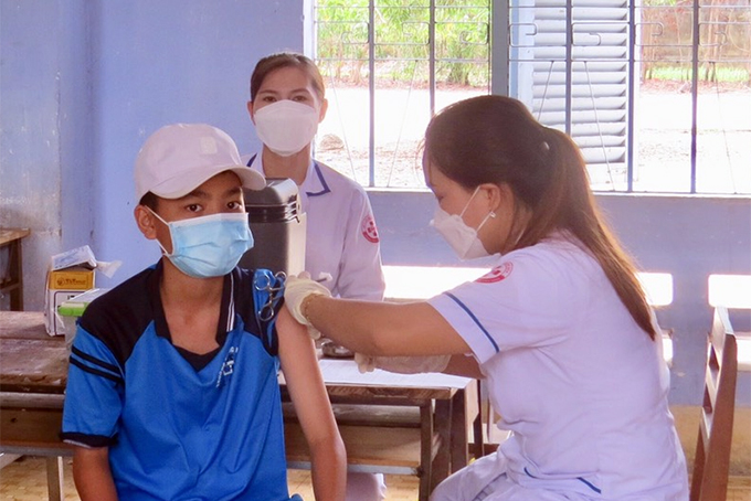 Tiêm vắc xin cho trẻ dưới 12 tuổi ở huyện Vạn Ninh