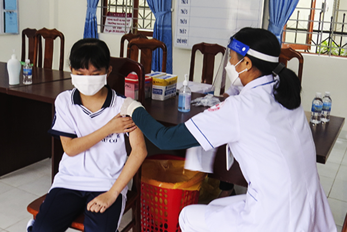 Tiêm vắc xin cho trẻ dưới 12 tuổi ở huyện Vạn Ninh. 
