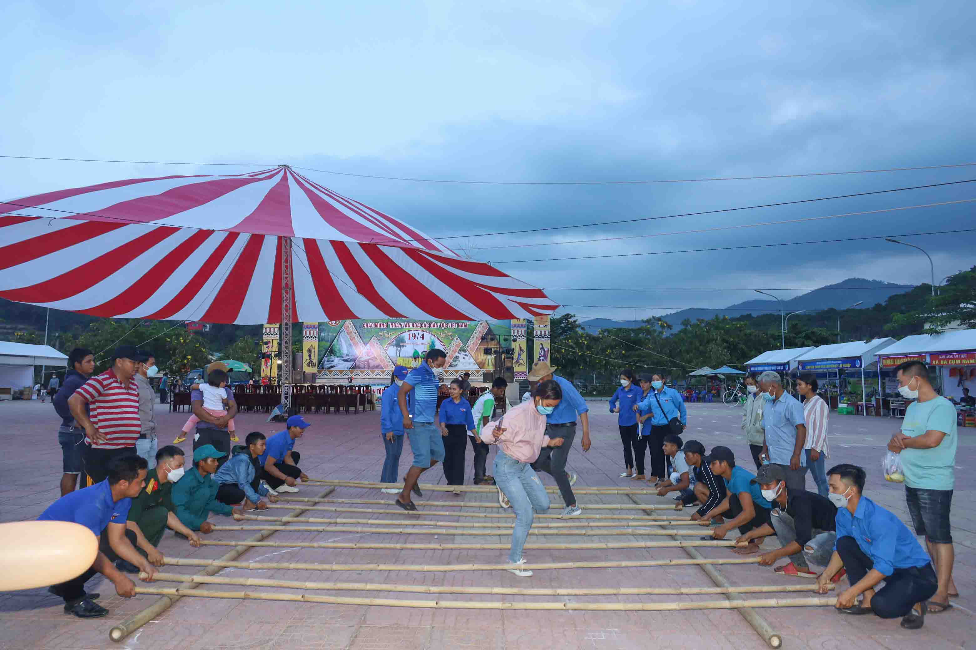 Các bạn trẻ tham gia trò chơi nhày sạp trong Ngày văn hóa các dân tộc Việt Nam huyện Khánh Sơn. 